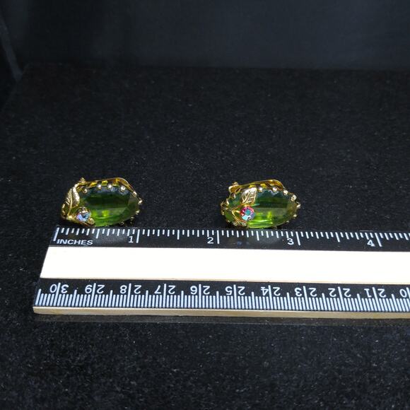 Kramer Austria Green Clip Earrings, Gold Plated, 1950s Vintage Jewelry - Picture 10 of 10
